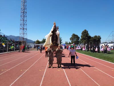 Les Militers portent la Vierge en procesion