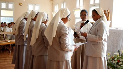 Cinq novices prononcent leurs premiers vœux