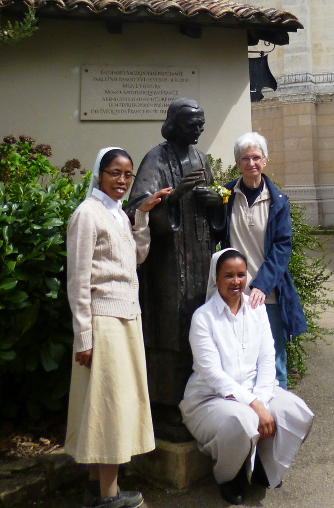 Avec statue du curé d'Ars2.jpg