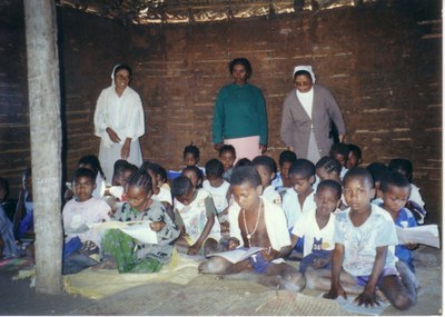 Ankilizato en pays Sakalava enfants école.jpg