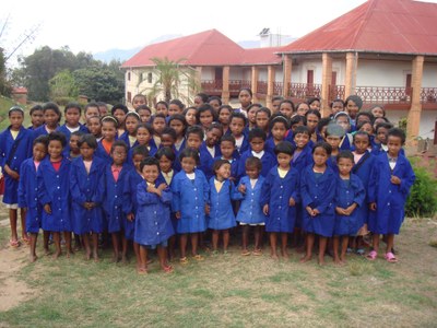 Les Orphelines devant la maison des Soeurs.JPG