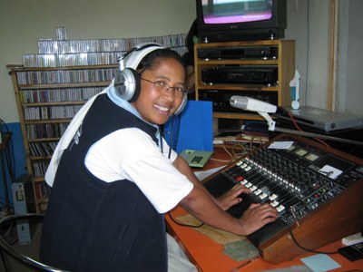 Suzy qui travaille à la Radio Haja.JPG
