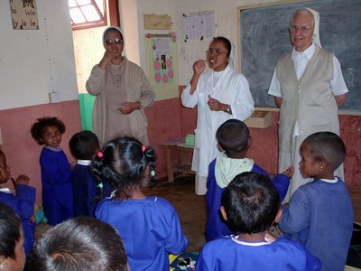 violette françoise marie et marie claire dans classe.jpg